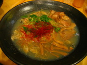 新広島ラーメン 牡蠣を使った塩ラーメン。ベースは鹿児島地鶏と豚の肉汁。 ハマグリやアサリのスープも 少し混ぜてある。スープと麺、トッピングのバランスが良い。