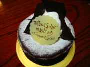 チョコレートケーキ 誕生日のケーキをホールで。２０００円ぐらいからある。